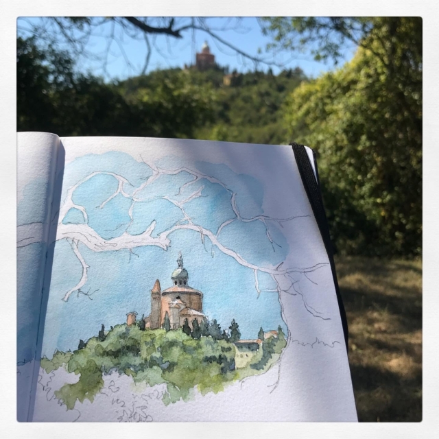 Impossibilitata in questo periodo a riempire nuove pagine di taccuino, sfoglio quelli vecchi.
E tra le pagine emergono sempre emozioni e ricordi.
Questa è di 5-6 anni fa, memoria di una piccola gita di fine estate a camminare sui colli, scoprendo un nuovo scorcio del mio vecchio amore, San Luca.
Vecchio perché da tanto non vado più a camminare sotto i suoi portici, c’è sempre troppa gente per i miei gusti eremitici… così come in centro.
Quel pomeriggio lì c’eravamo solo noi, le ultime cicale, e forse un po’ di spensieratezza in più. 

#marinacremoniniillustratrice 
#bologna 
#watercolorsketching 
#carnetdevoyage