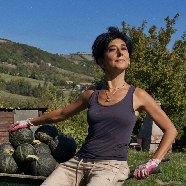 Anche quest’anno Misscarriola di Zucche è orgogliona: nonostante il caldone, babbi in ospedale , situazioni diccifili, la grandine che ha traforato foglie fino a renderle merletti (e sburgnoccolato la macchina 🙄)… le riserve per le zuppe invernali sono al sicuro.Per mille motivi è stata un’estate sfidante, proprio nel mezzo di cambiamenti e tante cose da sistemare…
Ma la Terra e la fatica fisica sono sempre la medicina più potente 💚(Il ramarro verde ha dato una mano 😄)
#marinacremoniniillustratrice
#appenninotoscoemiliano
#orti
#zucche