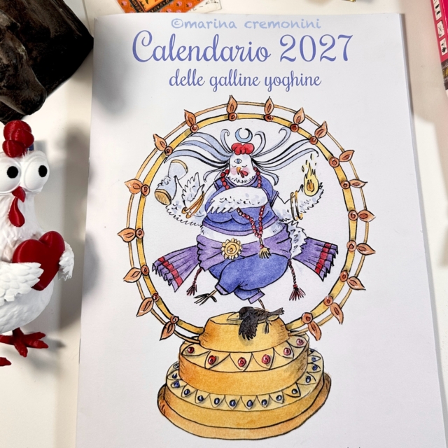 Ecco, che oggi c’è un’altra novità!
E’ pronto il CALENDARIO 2027,con le Galline Yoghine.
🧘🏻‍♀️🐔
Nel blog, un articolo, lo racconta bene (dimensioni, costo, interni…), e in particolare spiega il senso dell’immagine di copertina (lo Shiva danzante). (link nel primo commento).“Così ho ripensato al mio primissimo incontro con lo Yoga in India durante la realizzazione della Tesi di Laurea (come racconto nella presentazione ufficiale del calendario ), dove iniziai a praticare tra donne in sari, dietro una piccola bottega di cibo BIO a Bangalore, nel lontano 2002.
E ho subito visto le mie galline rotonde e morbide, in stoffe di seta preziosa, assumere posture classiche, nello stile di alcune stampe indiane che acquistai allora.
Così ho deciso di mettere in copertina, e nei mesi successivi, una “Bella Cocca”, invece di una “Bella Gnocca” come si dice qui a Bologna, ricordando a me stessa per prima quanto un pizzico di ironia e leggerezza sia l’ingrediente segreto, il tocco dello Chef nelle ricette della Vita.”Un Anno di Asana, Poesia e Piante
Oltre all’ironia, il calendario è pensato come una vera guida di presenza per accompagnarti mese dopo mese:
Un’Asana al Mese: Galline morbide e flessuose, ma cariche di Shakti, e fiere nei loro variopinti Sari indiani, che abitano ogni posizione con grazia e gioia, dimostrando che la flessibilità e la forza è un’attitudine della mente prima che dei muscoli. (L’illustrazione è in A4, e si può ritagliare e incorniciare)
Parole di Consapevolezza: Ogni mese è accompagnato da una breve frase che spiega il senso filosofico e il valore interiore dell’Asana, per portare la pratica fuori dal tappetino.
Flora delle Nostre Latitudini: In un ponte ideale tra India e Italia,e tutte le mia parti (come agronoma e amante della natura) le illustrazioni botaniche arricchiscono l’iconografia tradizionale indiana accostandola alla natura tipica dei nostri territori (piante, fiori ed erbe delle nostre stagioni).  Per pre-ordinarlo, scrivetemi qui sotto, per messaggio , per mail (marina@marinacremonini.com... come sempre)#calendario2027
#marinacremoniniillustratrice
#calendarioartístico
#yogalove
#yogalover