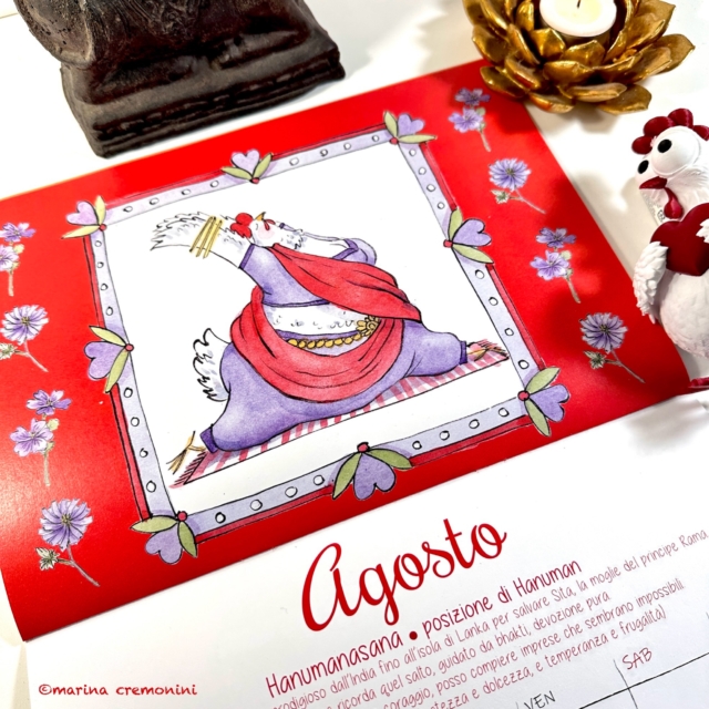 Tratto dalla presentazione del calendario 2027 (per ordinarlo scrivere qui sotto!):“E ho subito visto le mie galline rotonde e morbide, in stoffe di seta preziosa, assumere posture classiche, nello stile di alcune stampe indiane che acquistai allora.
Così ho deciso di mettere in copertina, e nei mesi successivi, una “Bella Cocca”, invece di una “Bella Gnocca” come si dice qui a Bologna, ricordando a me stessa per prima quanto un pizzico di ironia e leggerezza sia l’ingrediente segreto, il tocco dello Chef nelle ricette della Vita.
Mi piaceva anche l’idea di ironizzare un po’ sulla deriva che ha preso lo Yoga sui social: foto e reel di corpi scultorei in tutina super aderente o in costume e perizoma, corpi scolpiti, contorsionismi impossibili su spiagge esotiche al tramonto, espressioni ascetiche e un’infallibile aura di perfezione. Se da un lato l’estetica (e una buona forma fisica) sono sono importanti, dall’altro si rischia di trasmettere un messaggio fuorviante: che lo Yoga sia un club esclusivo per persone snodabili, performanti e impeccabili. E che sia fondamentalmente una “ginnastica” tra incensi, candele e qualche ooommmm…”Le Galline Yoghine 🐔🧘🏻‍♀️, è pronto !
#calendarioartístico
#yogalove #watercolorillustration #marinacremoniniillustratrice