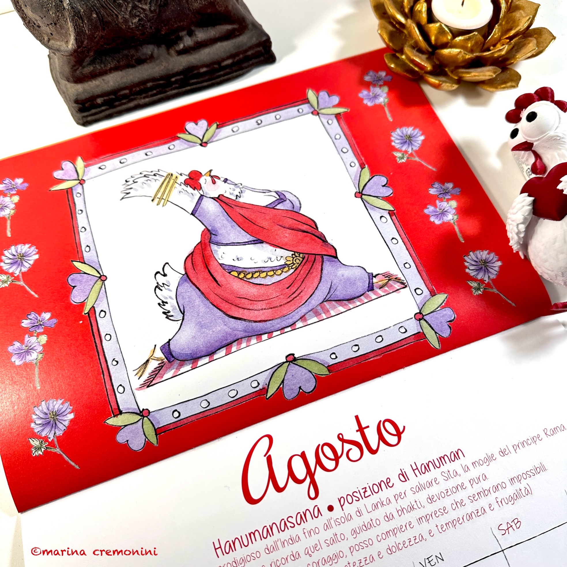 Tratto dalla presentazione del calendario 2027 (per ordinarlo scrivere qui sotto!):“E ho subito visto le mie galline rotonde e morbide, in stoffe di seta preziosa, assumere posture classiche, nello stile di alcune stampe indiane che acquistai allora.
Così ho deciso di mettere in copertina, e nei mesi successivi, una “Bella Cocca”, invece di una “Bella Gnocca” come si dice qui a Bologna, ricordando a me stessa per prima quanto un pizzico di ironia e leggerezza sia l’ingrediente segreto, il tocco dello Chef nelle ricette della Vita.
Mi piaceva anche l’idea di ironizzare un po’ sulla deriva che ha preso lo Yoga sui social: foto e reel di corpi scultorei in tutina super aderente o in costume e perizoma, corpi scolpiti, contorsionismi impossibili su spiagge esotiche al tramonto, espressioni ascetiche e un’infallibile aura di perfezione. Se da un lato l’estetica (e una buona forma fisica) sono sono importanti, dall’altro si rischia di trasmettere un messaggio fuorviante: che lo Yoga sia un club esclusivo per persone snodabili, performanti e impeccabili. E che sia fondamentalmente una “ginnastica” tra incensi, candele e qualche ooommmm…”Le Galline Yoghine 🐔🧘🏻‍♀️, è pronto !
#calendarioartístico
#yogalove #watercolorillustration #marinacremoniniillustratrice