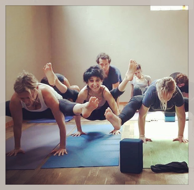 L’Arte dell’Interezza: Ricucire la Frammentazione e Abitare la Complessità 7 Marina Cremonini - Illustrazione sull'integrazione e lo yoga