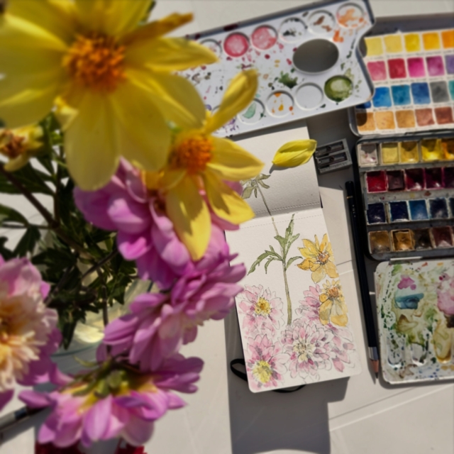 Le ultime dalie, una vecchia tavolozza con i godet al miele comprata almeno 15 anni fa, e un nuovo micro #moleskine , che il tempo per gli acquerelli dal vivo è sempre più micro … ma che gioia prenderselo.E poi pensieri che volteggiano tra le pennellate, profondi ma leggeri, che sono i pensieri più belli.Una vespina si posa a fare un pisolino proprio sulle mie dalie, per un attimo il micro tempo si sospende, e diventa un non-tempo.
So che tutto questo si fisserà sulla pagina… è la magia dei taccuini 💚#marinacremoniniillustratrice
#carnetdevoyage
#watercolorsketching
