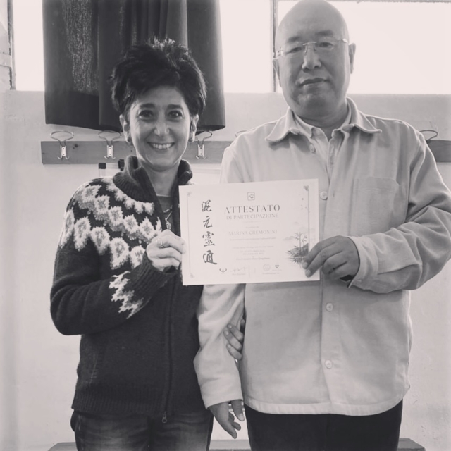 Sono reduce da un residenziale di 5 giorni, di Zhineng Qigong e Psicologia delle Percezioni Interiori “Coltivare il Cuore”, con il maestro Zhen Qingchuan, organizzato in collaborazione con Haola Zhineng Qigong e Yoga (grazie, siete speciali ❤️).

Coltivare, per chi mi conosce, sa che non è solo una parola che amo, ma un’azione che compio.

Sono ancora accarezzata dal campo, e dai cuori di tutti i partecipanti, e da ciò che ci ha trasmesso Il maestro Zhen (🙏🏼).
In questo mondo impazzito, vivere stare e condividere “posti” così puliti è una grande guarigione. 
Una grande fortuna.

È sempre impossibile raccontare ai non presenti a queste esperienze, cosa si è vissuto e fatto, e con questo tipo di lavoro, ancora di più. 

Si parla tanto di cuore, di stare nel cuore… appunto, se ne parla. 

Abitarlo e coltivarlo è un’altra cosa.

Ci sono, proprio ora, nel mondo, anche cose bellissime, persone bellissime, opportunità bellissime.
❤️

#marinacremoniniillustratrice 
#zhinengqigong 
#coltivareilcuore